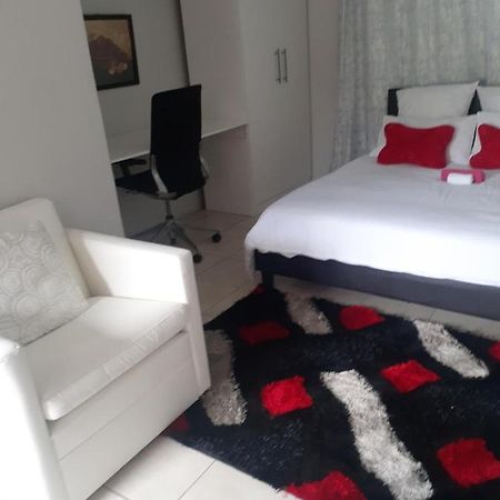Ruros Guest House Kempton Park Exterior photo
